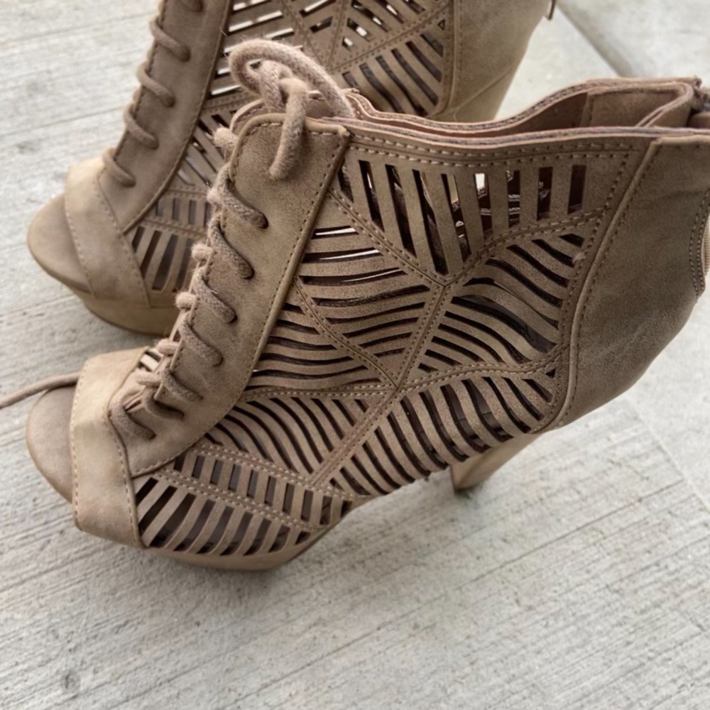 Heels - Picture 2 of 3
